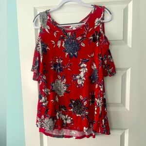 Cold shoulder short sleeve top.  2X